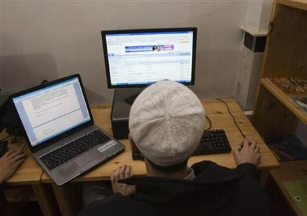 
An Afghan man uses the Internet at the Lincoln U.S. support library in Herat December 13, 2009. REUTERS/Morteza Nikoubazl
