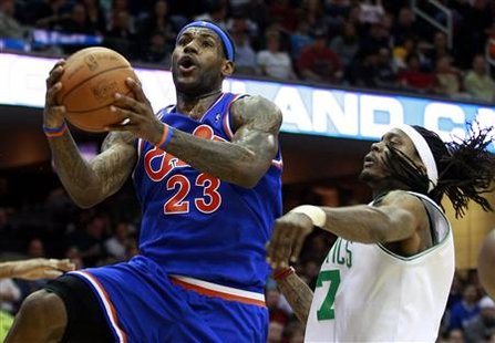 
Cleveland Cavaliers LeBron James (23) shoots past Boston Celtics Marquis Daniels during the first quarter of their NBA basketball game in Cleveland, March 14, 2010. REUTERS/Aaron Josefczyk
