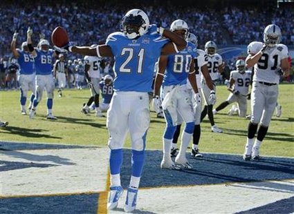 
San Diego Chargers running back LaDainian Tomlinson celebrates his second touchdown of the first half against the Oakland Raiders during their NFL game in San Diego, California November 1, 2009. REUTERS/Mike Blake
