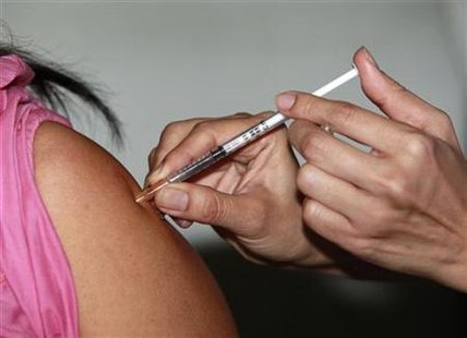 
A woman receives a H1N1 influenza vaccine shot from a medical staff at a hospital in Nonthaburi province, on the outskirts of Bangkok January 11, 2010. REUTERS/Chaiwat Subprasom
