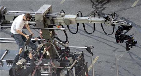 Film crew dismantle equipment after an evening shoot in a parking lot in Los Angeles, California August 9, 2009 file photo. REUTERS/Staff
Film crew dismantle equipment after an evening shoot in a parking lot in Los Angeles, California August 9, 2009 file photo. REUTERS/Staff