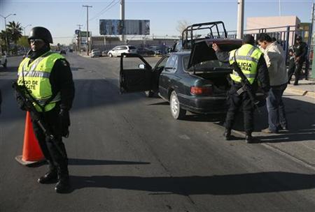 
Mexican Federal Police inspect cars in Ciudad Juarez March 16, 2010. REUTERS/Alejandro Bringas
