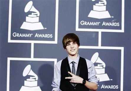 
Singer Justin Bieber gestures as he arrives at the 52nd annual Grammy Awards in Los Angeles in this January 31, 2010 file photo. REUTERS/Mario Anzuoni
