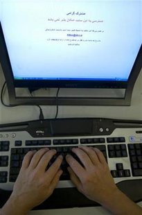 
An Internet user tries to log onto social networking site Facebook in Tehran May 25, 2009. REUTERS/Morteza Nikoubazl
