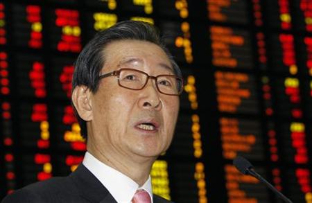 
Shin Eun-chul, CEO of Korea Life Insurance, delivers a speech during a ceremony to mark the company's listing on the stock market at the Korea Exchange in Seoul March 17, 2010. REUTERS/Jo Yong-Hak
