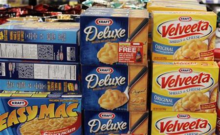 
Kraft Food products sit on a shelf at a Walgreens store in Willowbrook, Illinois January 19, 2010. REUTERS/Frank Polich
