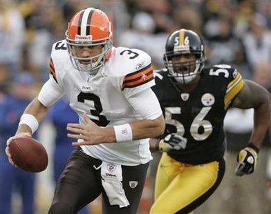 
Cleveland Browns quarterback Derek Anderson (3) scrambles to get away from Pittsburgh Steelers LaMarr Woodley (56) during the first quarter of their NFL football game in Pittsburgh, Pennsylvania, October 18, 2009. REUTERS/Jason Cohn
