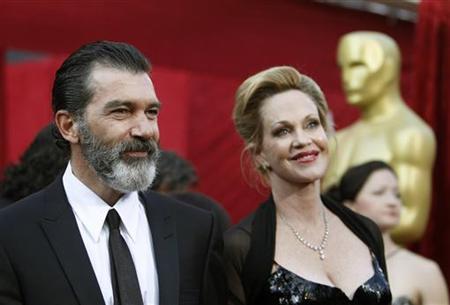 
Actors Antonio Banderas and Melanie Griffith arrive at the 82nd Academy Awards in Hollywood, March 7, 2010. REUTERS/Mario Anzuoni
