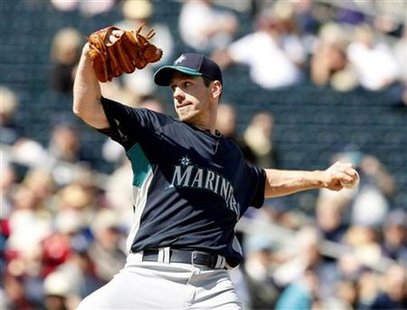 
Seattle Mariners pitcher Cliff Lee throws against the Texas Rangers in the first inning during a spring training baseball game in Surprise, Arizona in this March 10, 2010 photo. REUTERS/Rick Scuteri
