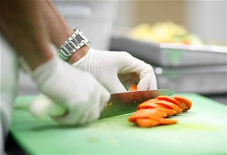 
Carrots are chopped in the kitchen of Revolution Foods in Los Angeles August 19, 2009. REUTERS/Mario Anzuoni
