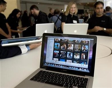 
Journalists look at the new MacBook notebook computers after a news conference in Cupertino, California, October 14, 2008. REUTERS/Kimberly White
