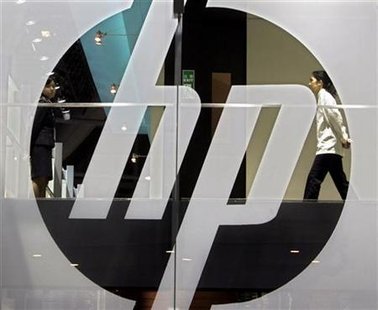 
An employee walks past a Hewlett-Packard logo in Hong Kong December 5, 2006. REUTERS/Paul Yeung
