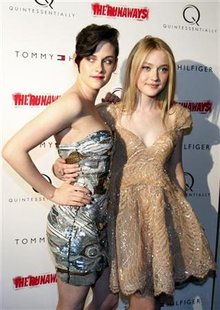 
Cast members Kristen Stewart (L) and Dakota Fanning pose for photographers as they arrive at the premiere of "The Runaways" in New York City March 17, 2010. REUTERS/Jessica Rinaldi
