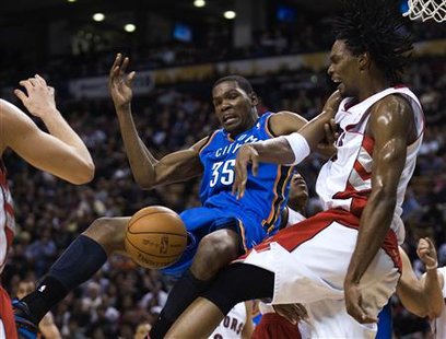 
Oklahoma City Thunder forward Kevin Durant (L) is fouled by Toronto Raptors Chris Bosh during the first half of their NBA basketball game in Toronto March 19, 2010. REUTERS /Adrien Veczan

