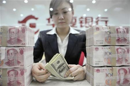 An employee counts U.S. dollar banknotes at a branch of Huaxia Bank in Shenyang, Liaoning province March 18, 2010. REUTERS/Sheng Li
An employee counts U.S. dollar banknotes at a branch of Huaxia Bank in Shenyang, Liaoning province March 18, 2010. REUTERS/Sheng Li