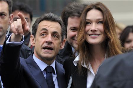France's President Nicolas Sarkozy (L) and his wife Carla Bruni-Sarkozy (R) leave a Paris polling station after voting in the second round of regional elections March 21, 2010. REUTERS/Philippe Wojazer
France's President Nicolas Sarkozy (L) and his wife Carla Bruni-Sarkozy (R) leave a Paris polling station after voting in the second round of regional elections March 21, 2010. REUTERS/Philippe Wojazer