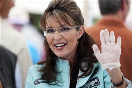Alaska Governor Sarah Palin waves to well-wishers while serving hot dogs at the annual Governor's Picnic in Fairbanks, Alaska, July 26, 2009. REUTERS/Nathaniel Wilder
Alaska Governor Sarah Palin waves to well-wishers while serving hot dogs at the annual Governor's Picnic in Fairbanks, Alaska, July 26, 2009. REUTERS/Nathaniel Wilder