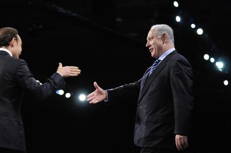 
Israeli Prime Minister Benjamin Netanyahu is greeted as he takes the stage to address the gala banquet of the American Israel Public Affairs Committee (AIPAC) annual policy conference in Washington, March 22, 2010. REUTERS/Jonathan Ernst
