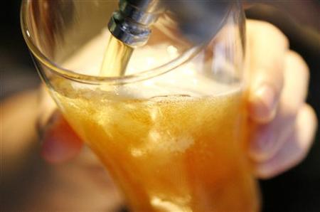 A bartender prepares a beer in a bar. REUTERS/Daniel Munoz
A bartender prepares a beer in a bar. REUTERS/Daniel Munoz