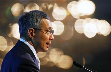 Singapore's Prime Minister Lee Hsien Loong speaks during Standard Chartered's 150th anniversary dinner in Singapore February 19, 2009. REUTERS/Vivek Prakash
Singapore's Prime Minister Lee Hsien Loong speaks during Standard Chartered's 150th anniversary dinner in Singapore February 19, 2009. REUTERS/Vivek Prakash