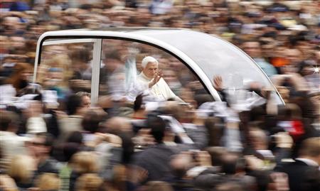 
Pope Benedict XVI arrives to lead his weekly Wednesday general audience in St. Peter square at the Vatican March 24, 2010. REUTERS/Tony Gentile
