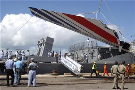 Debris of the missing Air France flight 447, recovered from the Atlantic Ocean, arrives at Recife's port June 14, 2009. REUTERS/JC Imagem/Alexandre Severo
Debris of the missing Air France flight 447, recovered from the Atlantic Ocean, arrives at Recife's port June 14, 2009. REUTERS/JC Imagem/Alexandre Severo