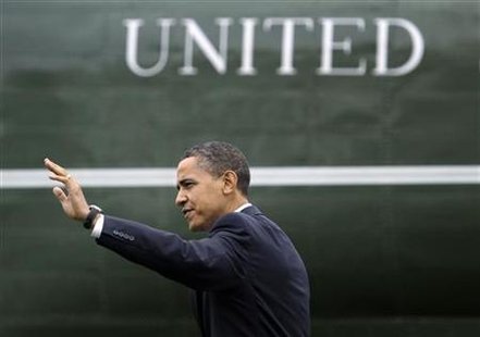 
U.S. President Barack Obama waves as he walks towards Marine One on the South Lawn at the White House in Washington March 25, 2010. REUTERS/Larry Downing
