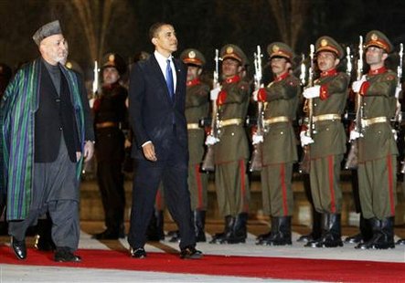 U.S. President Barack Obama inspects a guard of honor with Afghan President Hamid Karzai at the Presidential Palace in Kabul, March 28, 2010. REUTERS/Jim Young
U.S. President Barack Obama inspects a guard of honor with Afghan President Hamid Karzai at the Presidential Palace in Kabul, March 28, 2010. REUTERS/Jim Young