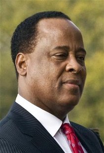 
Dr. Conrad Murray arrives at the Armstrong Medical Clinic in Houston November 23, 2009. REUTERS/Richard Carson
