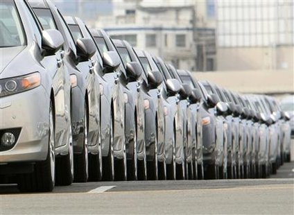 Newly produced cars are parked at a port in Yokohama, south of Tokyo, April 1, 2010. REUTERS/Kim Kyung-Hoon
Newly produced cars are parked at a port in Yokohama, south of Tokyo, April 1, 2010. REUTERS/Kim Kyung-Hoon