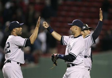 (L-R) New York Yankees relief pitcher Mariano Rivera, Derek Jeter and Jorge Posada celebrate their win over the Boston Red Sox in their American League MLB baseball game at Fenway Park in Boston, Massachusetts, April 6, 2010. REUTERS/Adam Hunger
(L-R) New York Yankees relief pitcher Mariano Rivera, Derek Jeter and Jorge Posada celebrate their win over the Boston Red Sox in their American League MLB baseball game at Fenway Park in Boston, Massachusetts, April 6, 2010. REUTERS/Adam Hunger