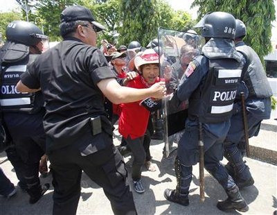 Anti-government protesters try to break through riot police lines to enter Parliament during a rally in Bangkok April 7, 2010. REUTERS/Chaiwat Subprasom
Anti-government protesters try to break through riot police lines to enter Parliament during a rally in Bangkok April 7, 2010. REUTERS/Chaiwat Subprasom