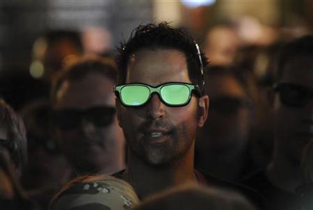 The pitch is reflected in a football fan's 3D glasses as he watches a live 3D TV football match between Arsenal and Manchester United, in a pub in London January 31, 2010. REUTERS/Jas Lehal
The pitch is reflected in a football fan's 3D glasses as he watches a live 3D TV football match between Arsenal and Manchester United, in a pub in London January 31, 2010. REUTERS/Jas Lehal