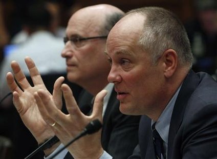 
Former President and CEO of Fannie Mae Daniel Mudd (R) testifies at the Financial Crisis Inquiry Commission hearing as former Executive Vice President and Chief Business Officer of Fannie Mae Robert Levin listens on Capitol Hill in Washington April 9, 2010. REUTERS/Jim Young
