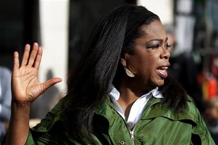 
Talk show host Oprah Winfrey waves to people at the Main Street in Copenhagen, September 30, 2009. REUTERS/Scanpix/Jeppe Michael Jensen
