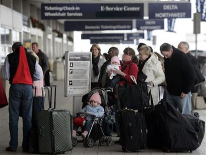         Passengers wait in line                        
                                    
                                
                        
                                
                            