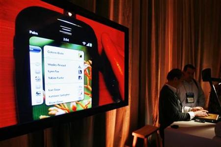
The Palm Pre smartphone is demonstrated (R) next to its screen display at the annual Consumer Electronics Show (CES) in Las Vegas, Nevada January 8, 2009. REUTERS/Rick Wilking
