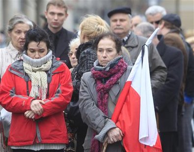 People line up to enter the presidential palace to bid farewell to the late Polish President Lech Kaczynski and his wife Maria in Warsaw April 14, 2010. REUTERS/Ints Kalnins
People line up to enter the presidential palace to bid farewell to the late Polish President Lech Kaczynski and his wife Maria in Warsaw April 14, 2010. REUTERS/Ints Kalnins