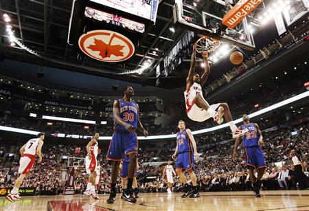 
Toronto Raptors Amir Johnson goes to the up for a slam dunk against the New York Knicks during the first half of their NBA basketball game in Toronto April 14, 2010. REUTERS/Mark Blinch
