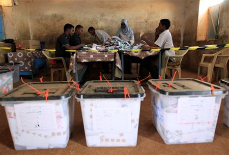 Sudanese members of the National Elections Commission count ballots at a polling station in Omdurman, west Sudan's capital of Khartoum April 16, 2010. REUTERS/Ahmed Jadallah
Sudanese members of the National Elections Commission count ballots at a polling station in Omdurman, west Sudan's capital of Khartoum April 16, 2010. REUTERS/Ahmed Jadallah