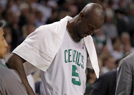 Boston Celtics forward Kevin Garnett reacts after being ejected from the game during the second half of Game 1 of their NBA Eastern Conference playoff series against the Miami Heat in Boston, Massachusetts, April 17, 2010. REUTERS/Brian Snyder
Boston Celtics forward Kevin Garnett reacts after being ejected from the game during the second half of Game 1 of their NBA Eastern Conference playoff series against the Miami Heat in Boston, Massachusetts, April 17, 2010. REUTERS/Brian Snyder