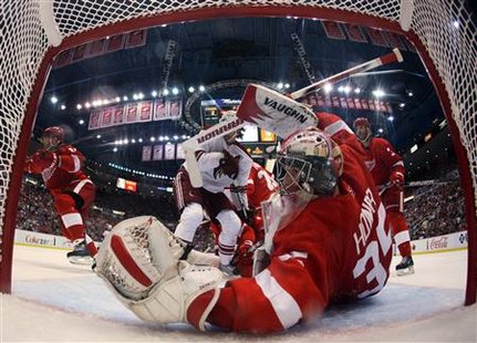 Detroit Red Wings goalie Jimmy Howard eyes the puck after a save off Phoenix Coyotes in the third period of Game 4 of their NHL Western Conference quarter-final game in Detroit, Michigan April 20, 2010. REUTERS/Gregory Shamus/Pool
Detroit Red Wings goalie Jimmy Howard eyes the puck after a save off Phoenix Coyotes in the third period of Game 4 of their NHL Western Conference quarter-final game in Detroit, Michigan April 20, 2010. REUTERS/Gregory Shamus/Pool