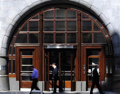 Pedestrian pass the offices of Goldman Sachs in London April 20, 2010. REUTERS/Toby Melville
Pedestrian pass the offices of Goldman Sachs in London April 20, 2010. REUTERS/Toby Melville
