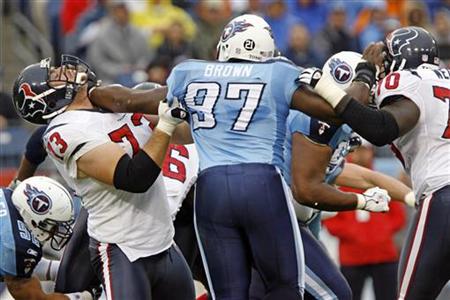 Tennessee Titans defensive tackle Tony Brown (C) pushes his way past a double team by Houston Texans offensive linemen Eric Winston (L) and Fred Weary during first half NFL football action at LP Field in Nashville, Tennessee December 2, 2007. REUTERS/M. J. Masotti Jr.
Tennessee Titans defensive tackle Tony Brown (C) pushes his way past a double team by Houston Texans offensive linemen Eric Winston (L) and Fred Weary during first half NFL football action at LP Field in Nashville, Tennessee December 2, 2007. REUTERS/M. J. Masotti Jr.
