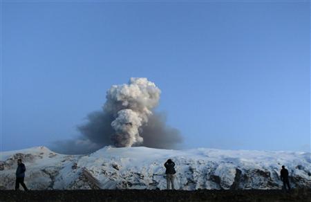 People look at Iceland's Eyjafjallajokull volcano April 22, 2010. REUTERS/Lucas Jackson
People look at Iceland's Eyjafjallajokull volcano April 22, 2010. REUTERS/Lucas Jackson