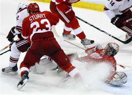 Detroit Red Wings goaltender Jimmy Howard (R) is sprayed with ice shavings while making a save against the Phoenix Coyotes in the second period of Game 6 of their NHL Western Conference quarter-final hockey game in Detroit, Michigan April 25, 2010. REUTERS/Rebecca Cook
Detroit Red Wings goaltender Jimmy Howard (R) is sprayed with ice shavings while making a save against the Phoenix Coyotes in the second period of Game 6 of their NHL Western Conference quarter-final hockey game in Detroit, Michigan April 25, 2010. REUTERS/Rebecca Cook
