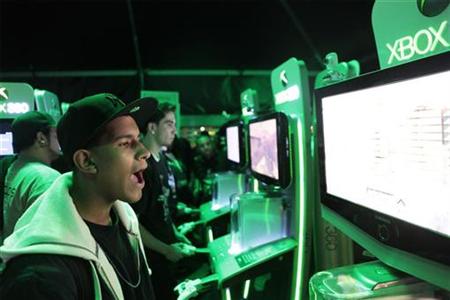 
Gamers play "Call of Duty: Modern Warfare 2," at a pre-release event held in New York November 9, 2009. REUTERS/Lucas Jackson
