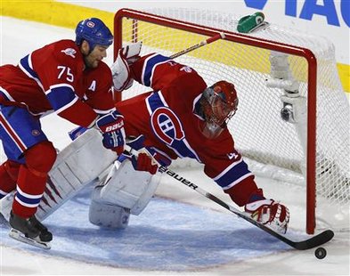 Montreal Canadiens goalie Jaroslav Halak and Hal Gill stop a loose puck during the first period of action against the Washington Capitals in Game 6 of their NHL Eastern Conference quarter-final series in Montreal, April 26, 2010. REUTERS/Shaun Best
Montreal Canadiens goalie Jaroslav Halak and Hal Gill stop a loose puck during the first period of action against the Washington Capitals in Game 6 of their NHL Eastern Conference quarter-final series in Montreal, April 26, 2010. REUTERS/Shaun Best