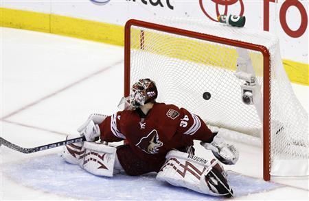 Phoenix Coyotes' goalie Ilya Bryzgalov fails to stop Detroit Red Wings' Pavel Datsyuk's second goal in the second period during Game 7 of their NHL Western Conference quarter-final hockey game in Glendale, Arizona April 27, 2010. REUTERS/Joshua Lott
Phoenix Coyotes' goalie Ilya Bryzgalov fails to stop Detroit Red Wings' Pavel Datsyuk's second goal in the second period during Game 7 of their NHL Western Conference quarter-final hockey game in Glendale, Arizona April 27, 2010. REUTERS/Joshua Lott