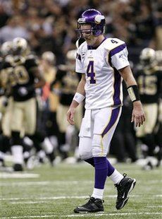 
Minnesota Vikings quarterback Brett Favre walks off the field after an incomplete pass against the New Orleans Saints in the second quarter of the NFL NFC Championship football game in New Orleans, Louisiana January 24, 2010. REUTERS/Jeff Haynes
